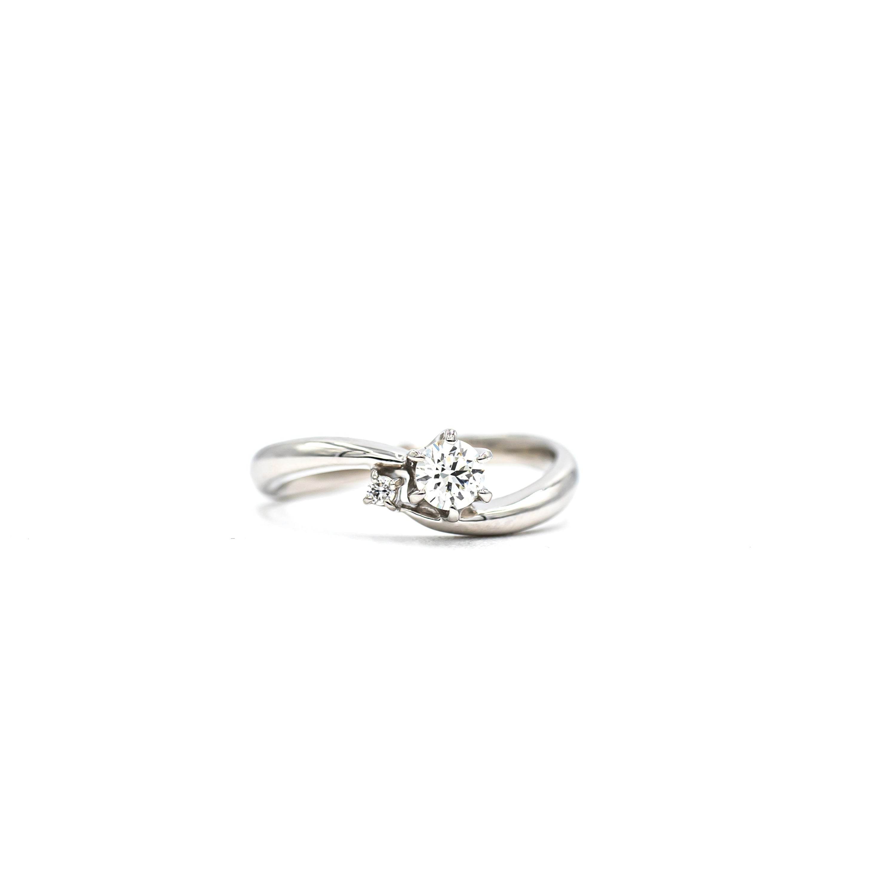 0.25 Ct Diamond Platinum Ring - Candid Japan